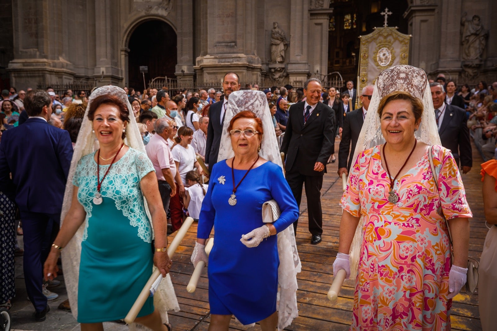 Miles de granadinos se dan cita en las calles de la capital para cumplir con una de las grandes tradiciones recuperadas