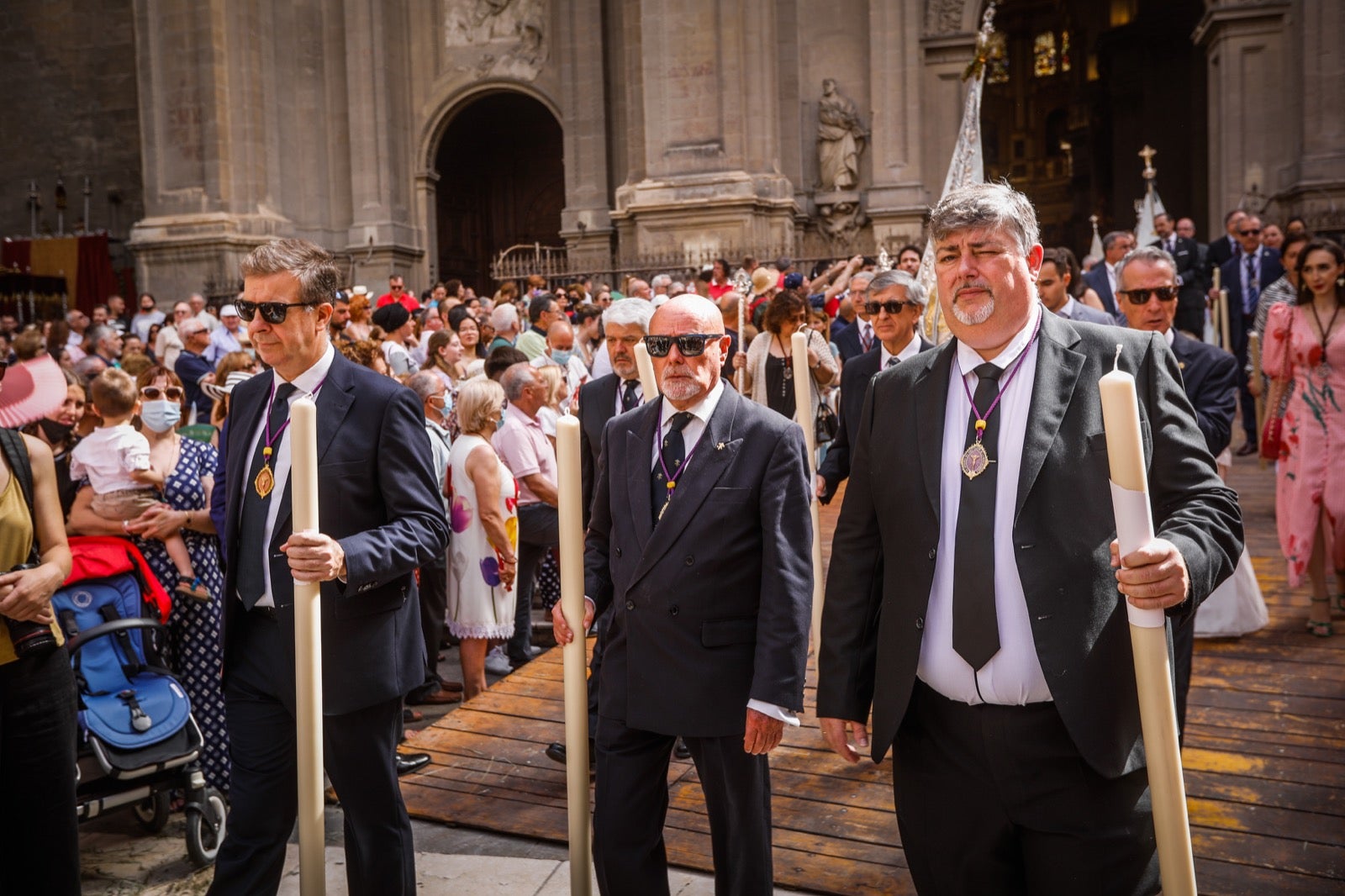 Miles de granadinos se dan cita en las calles de la capital para cumplir con una de las grandes tradiciones recuperadas