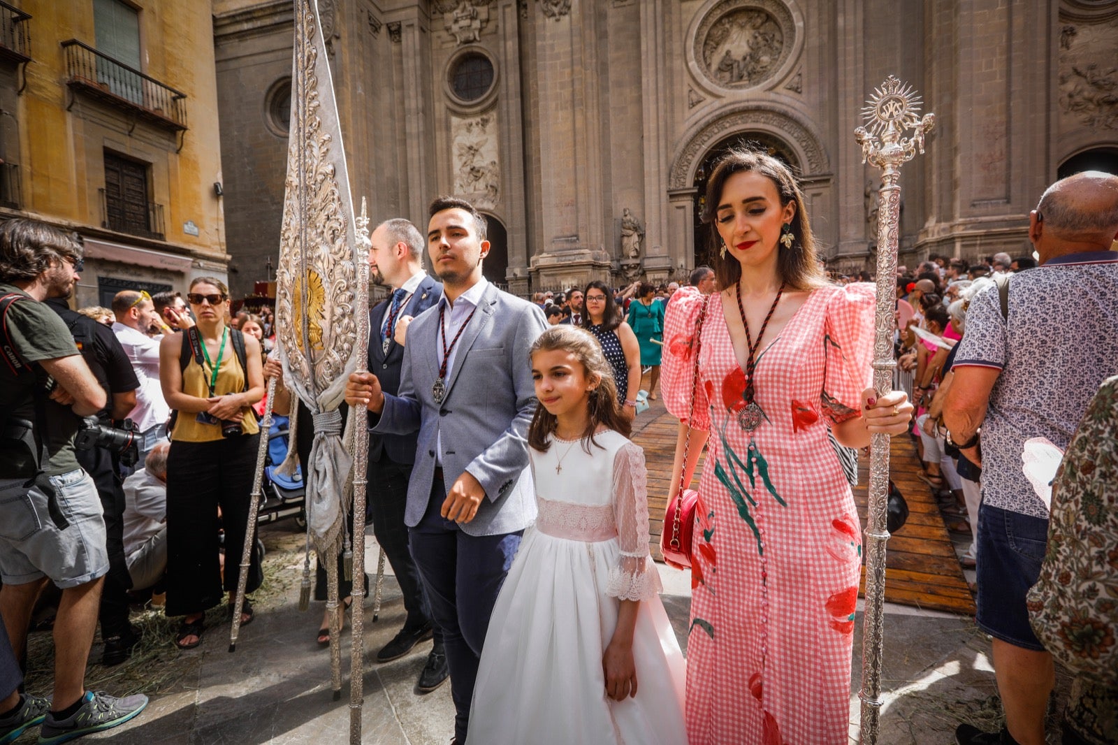 Miles de granadinos se dan cita en las calles de la capital para cumplir con una de las grandes tradiciones recuperadas