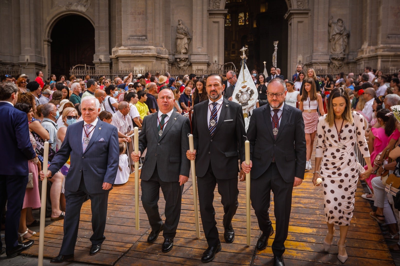 Miles de granadinos se dan cita en las calles de la capital para cumplir con una de las grandes tradiciones recuperadas