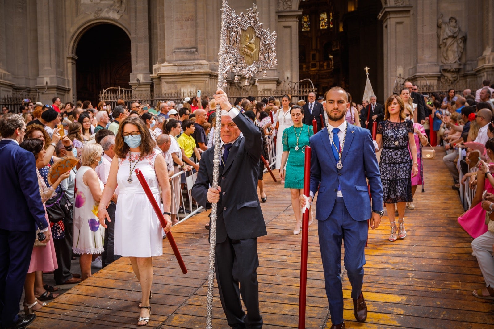 Miles de granadinos se dan cita en las calles de la capital para cumplir con una de las grandes tradiciones recuperadas