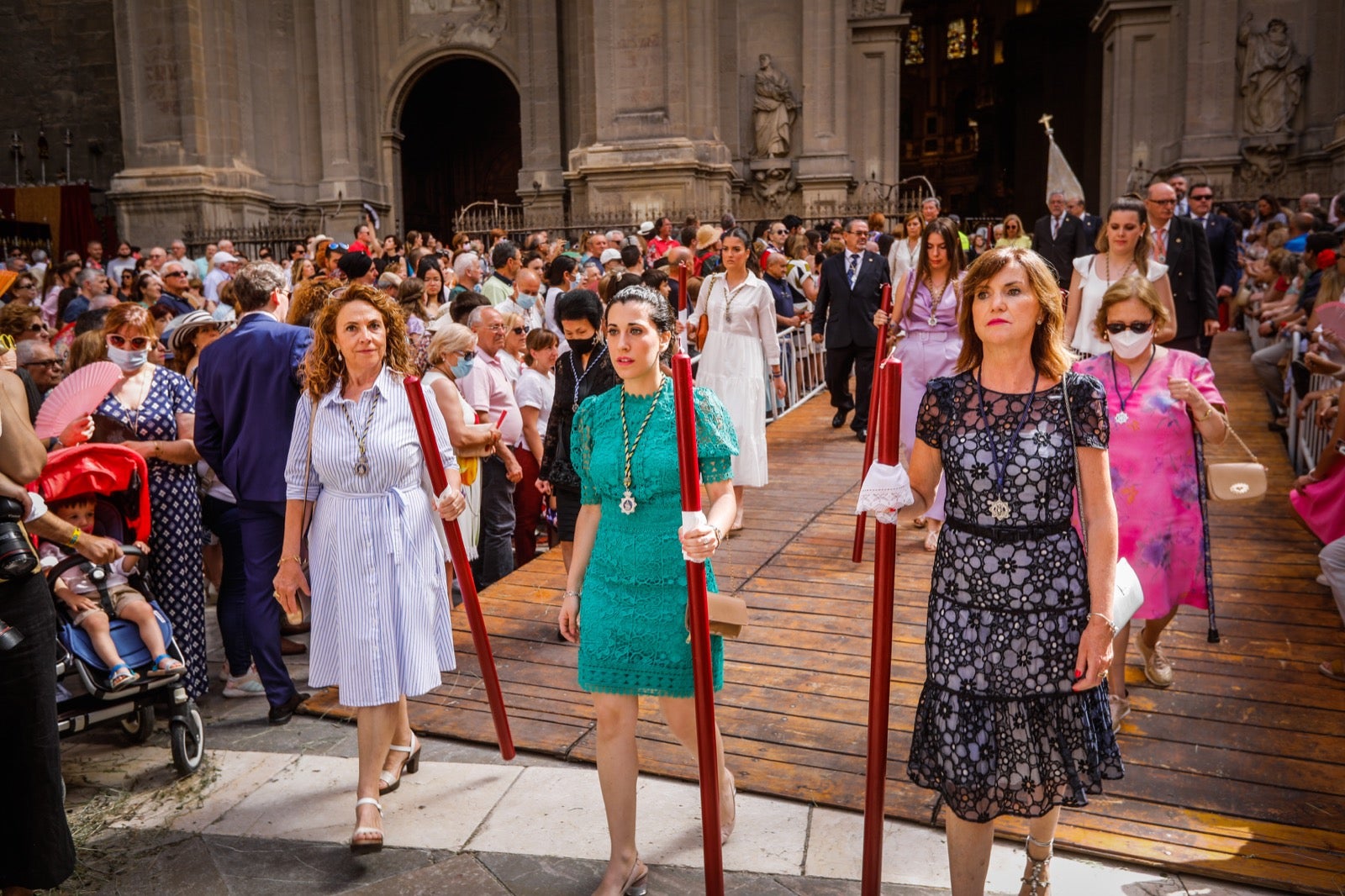 Miles de granadinos se dan cita en las calles de la capital para cumplir con una de las grandes tradiciones recuperadas