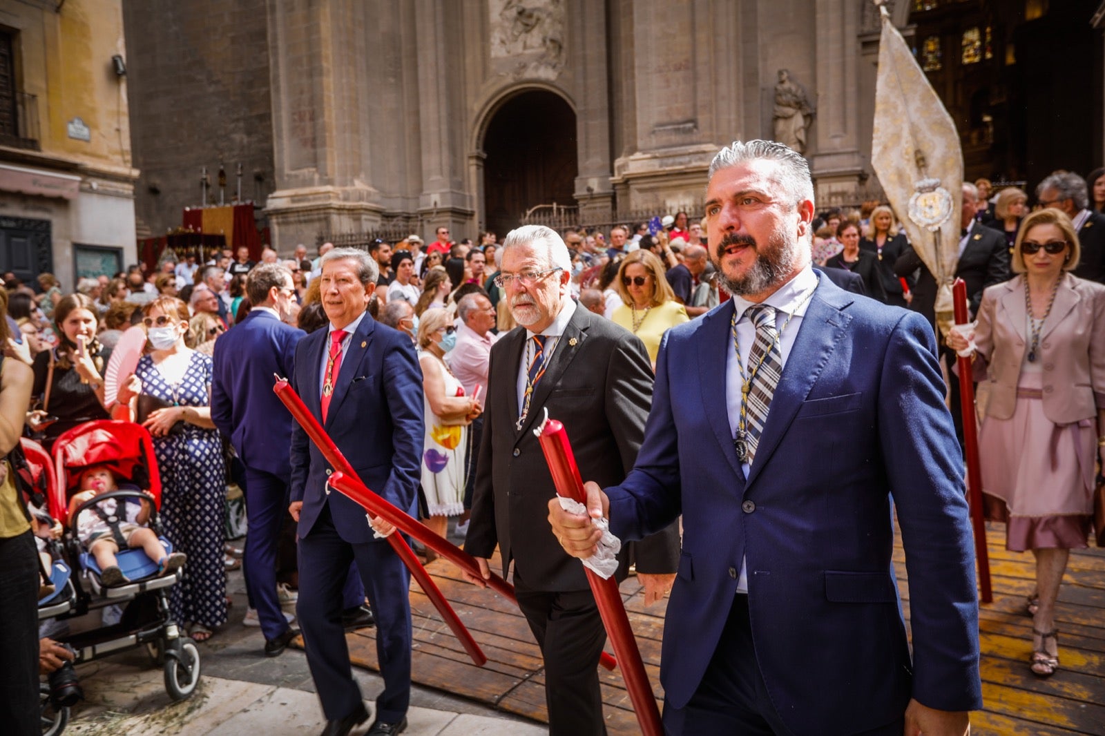 Miles de granadinos se dan cita en las calles de la capital para cumplir con una de las grandes tradiciones recuperadas