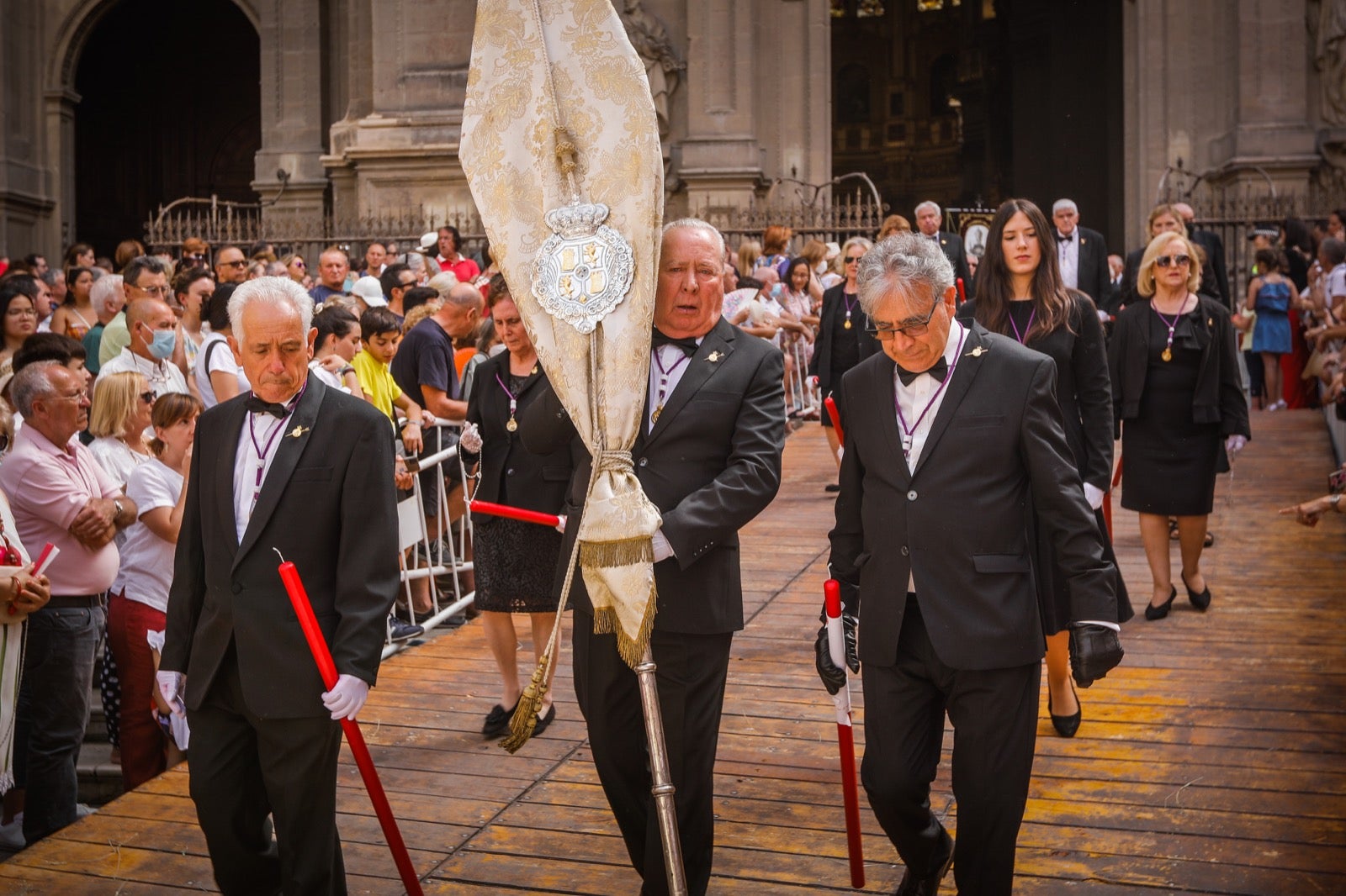 Miles de granadinos se dan cita en las calles de la capital para cumplir con una de las grandes tradiciones recuperadas