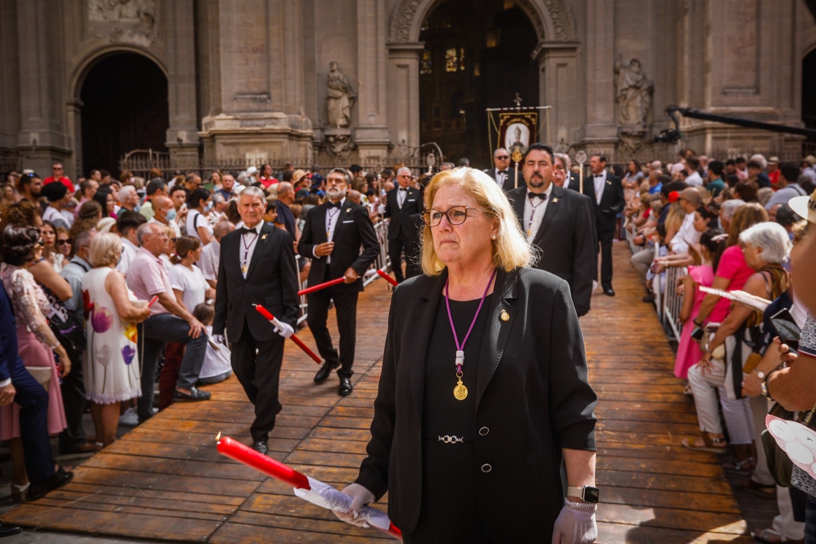 Miles de granadinos se dan cita en las calles de la capital para cumplir con una de las grandes tradiciones recuperadas