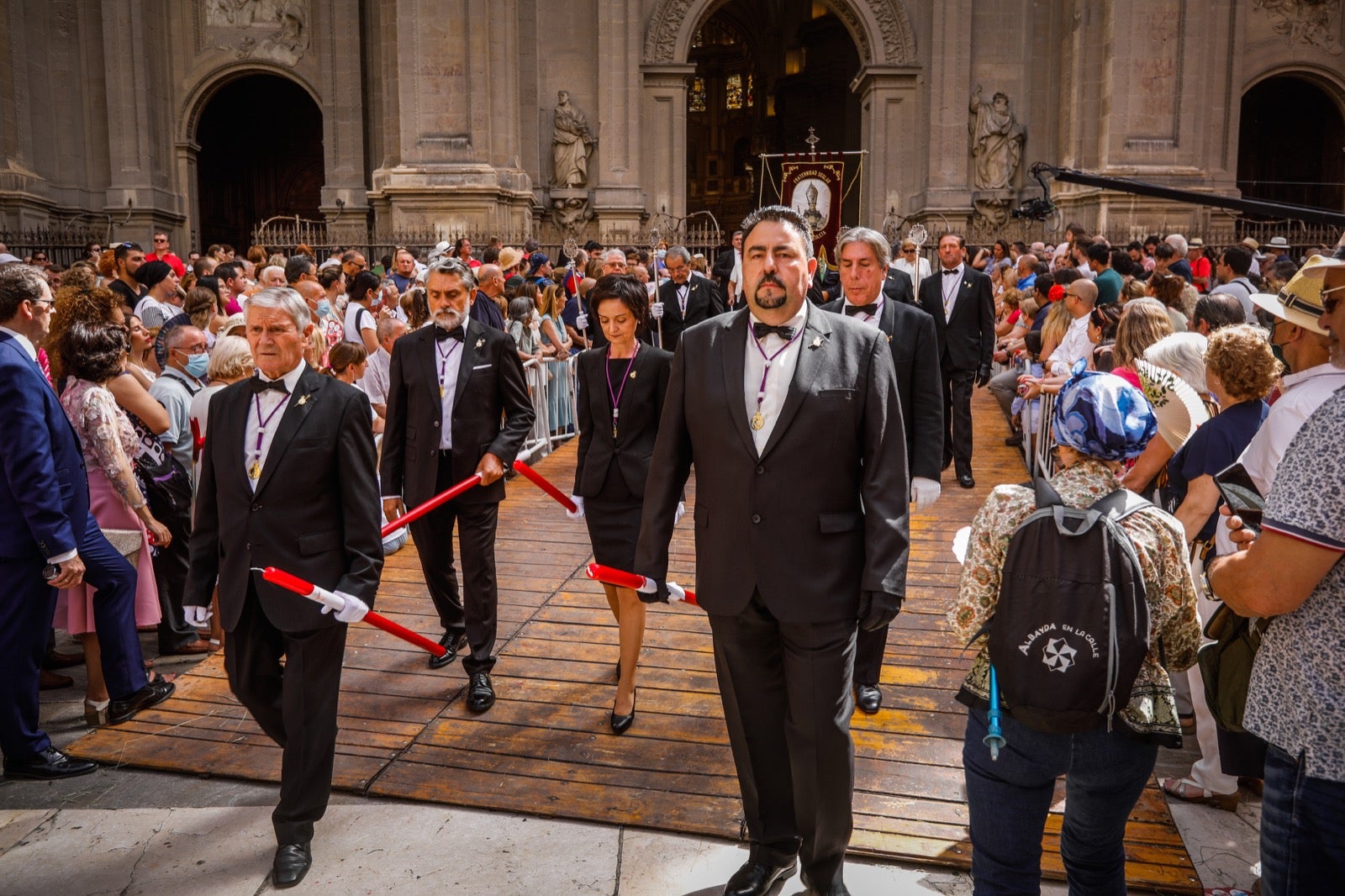 Miles de granadinos se dan cita en las calles de la capital para cumplir con una de las grandes tradiciones recuperadas