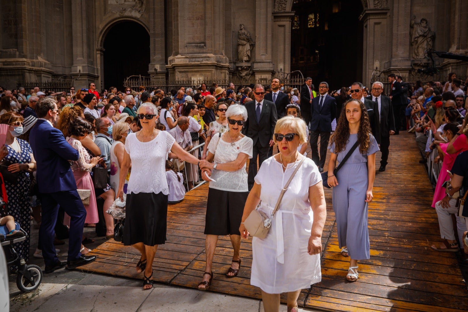 Miles de granadinos se dan cita en las calles de la capital para cumplir con una de las grandes tradiciones recuperadas