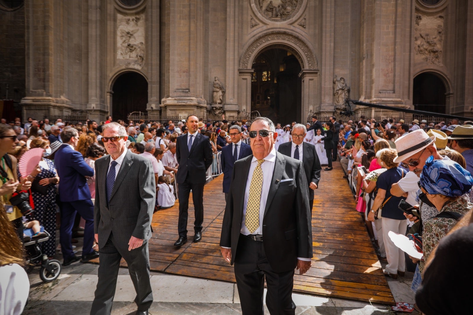 Miles de granadinos se dan cita en las calles de la capital para cumplir con una de las grandes tradiciones recuperadas