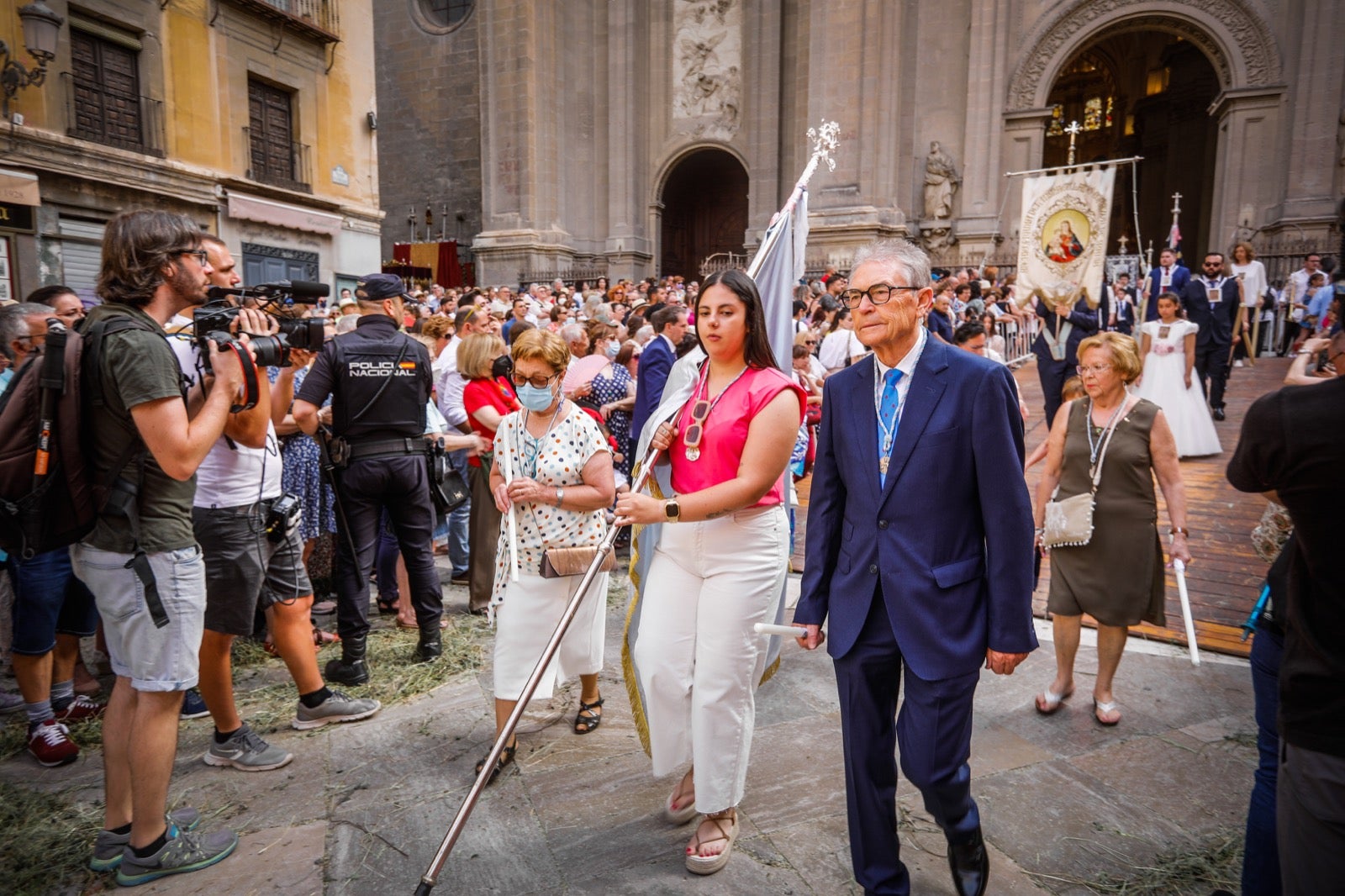 Miles de granadinos se dan cita en las calles de la capital para cumplir con una de las grandes tradiciones recuperadas