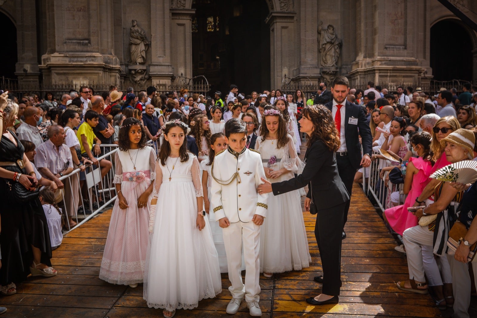 Miles de granadinos se dan cita en las calles de la capital para cumplir con una de las grandes tradiciones recuperadas