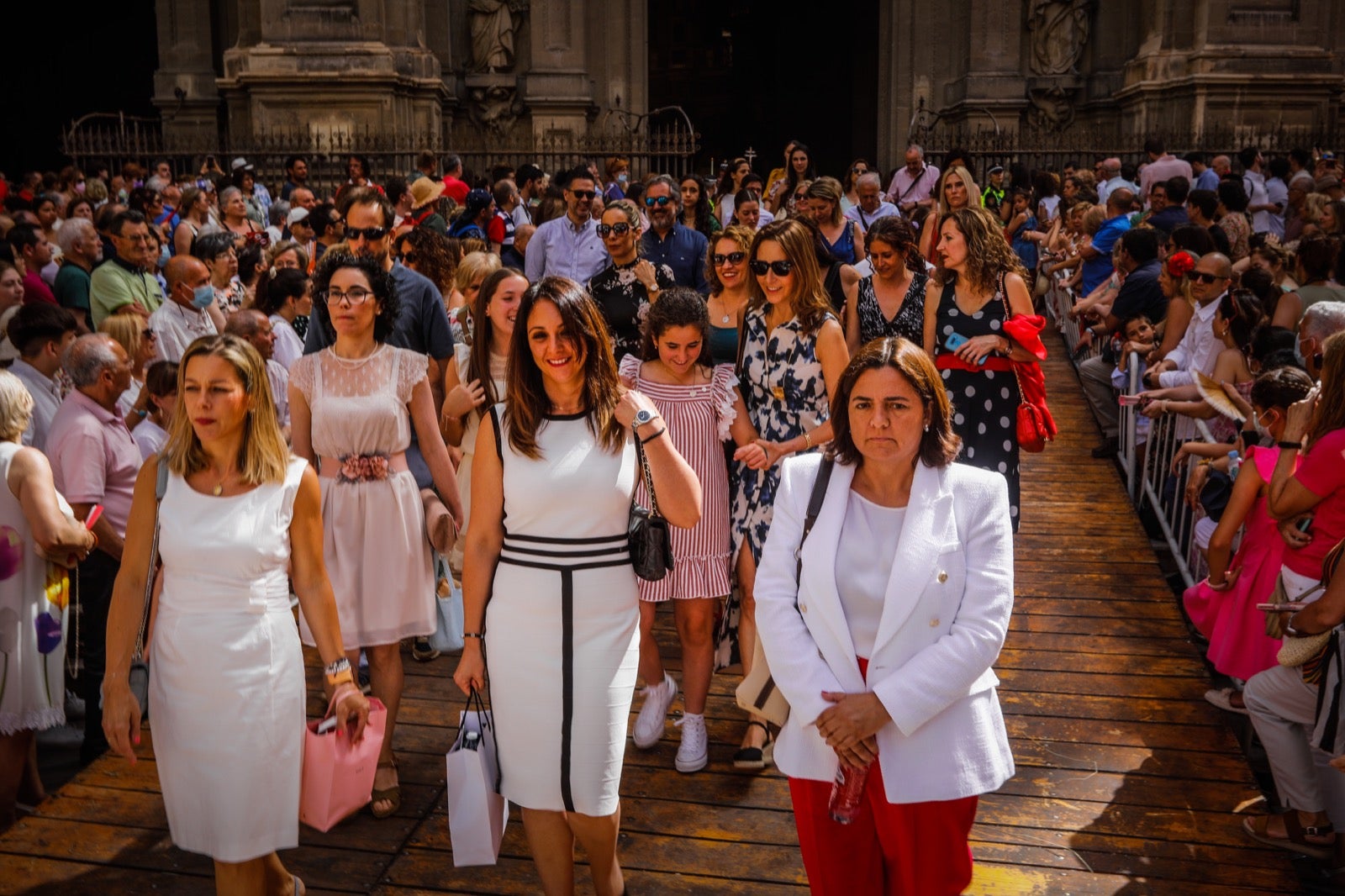 Miles de granadinos se dan cita en las calles de la capital para cumplir con una de las grandes tradiciones recuperadas