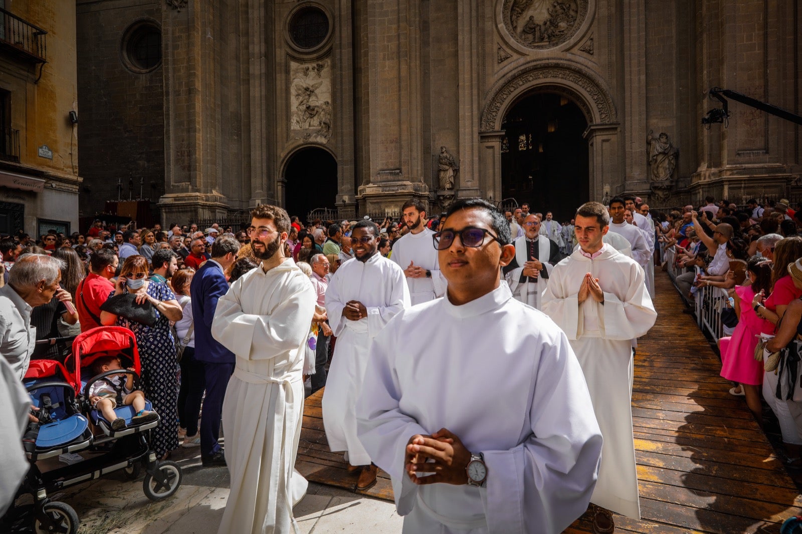 Miles de granadinos se dan cita en las calles de la capital para cumplir con una de las grandes tradiciones recuperadas