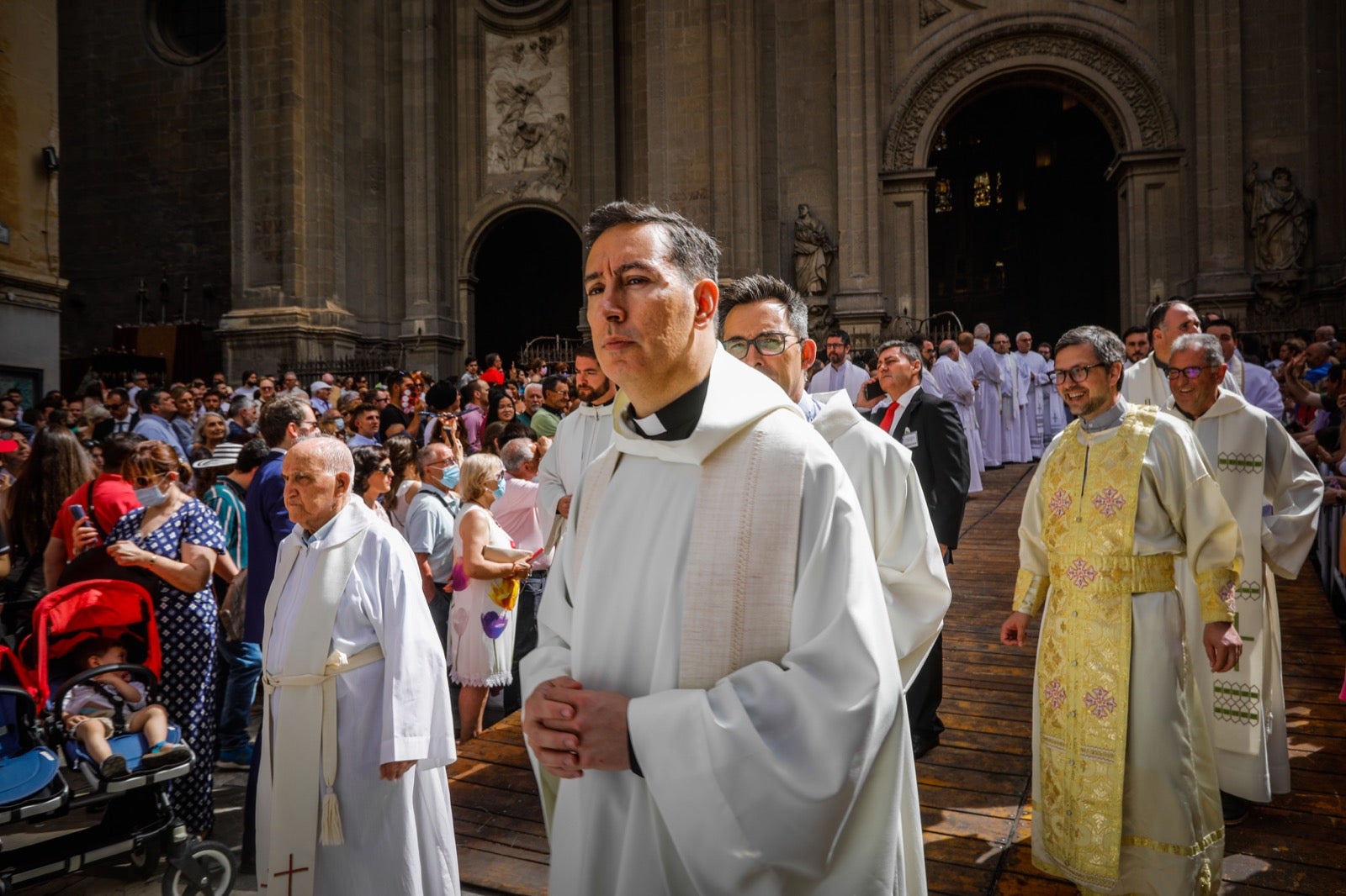 Miles de granadinos se dan cita en las calles de la capital para cumplir con una de las grandes tradiciones recuperadas