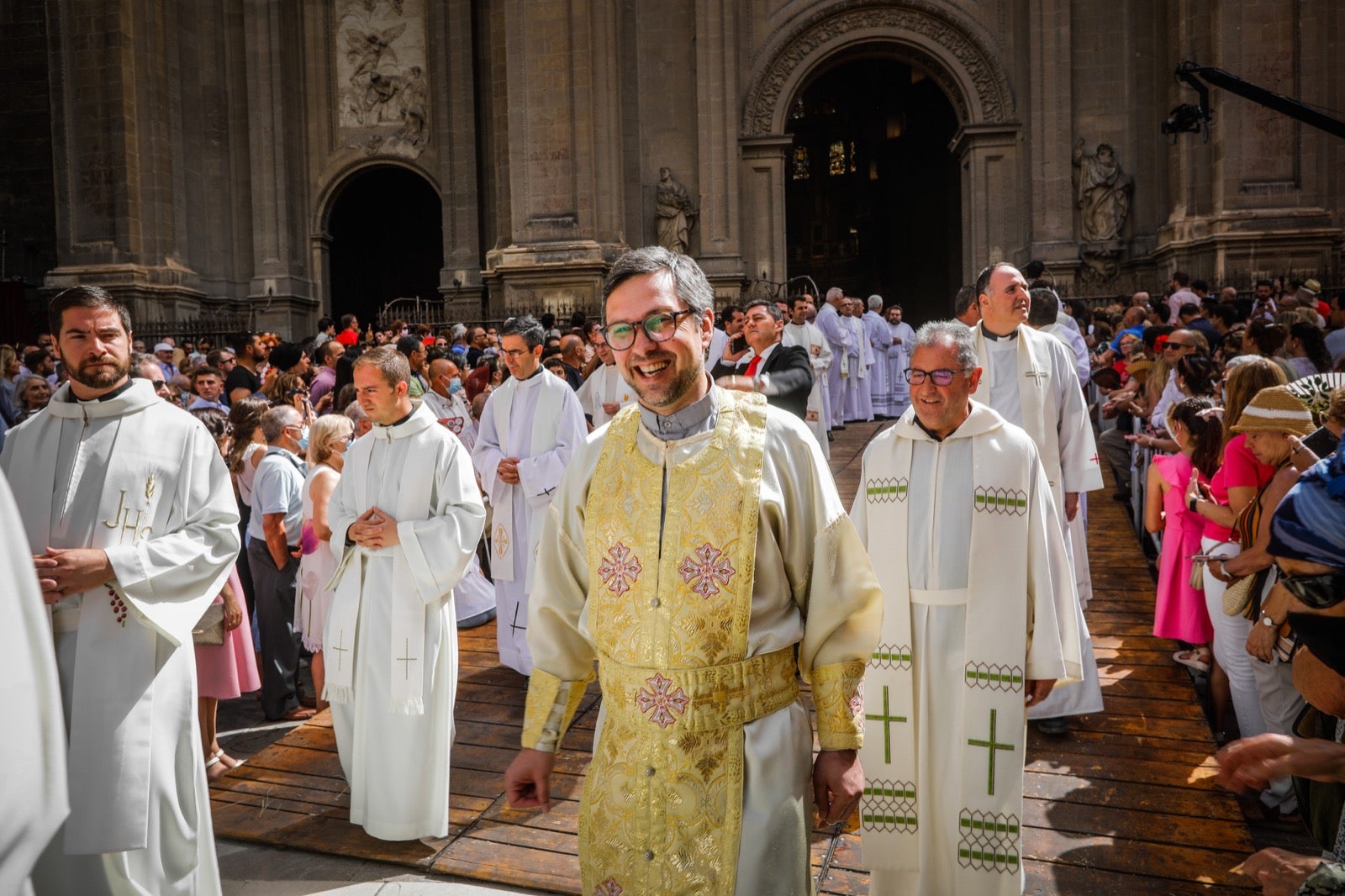 Miles de granadinos se dan cita en las calles de la capital para cumplir con una de las grandes tradiciones recuperadas