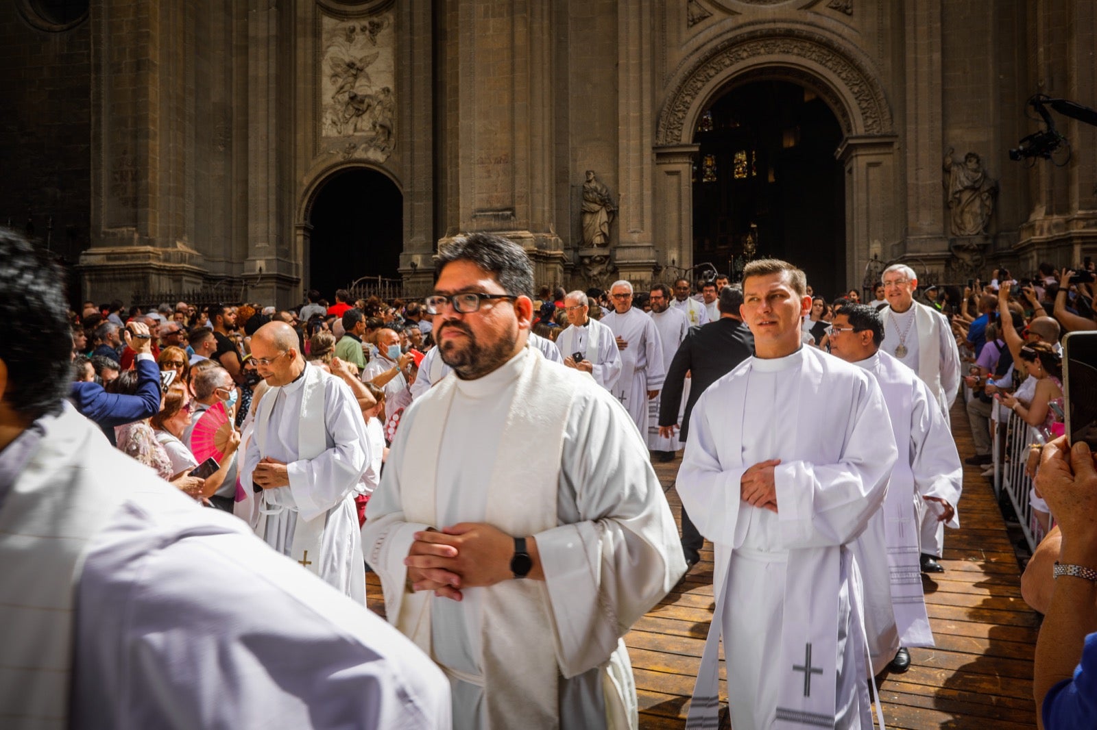 Miles de granadinos se dan cita en las calles de la capital para cumplir con una de las grandes tradiciones recuperadas