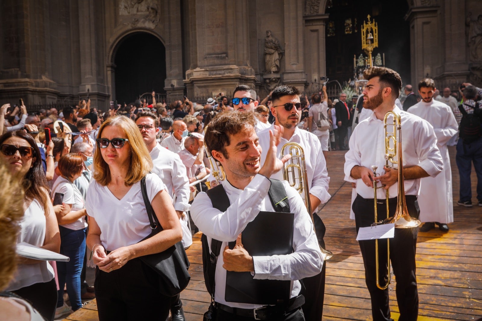 Miles de granadinos se dan cita en las calles de la capital para cumplir con una de las grandes tradiciones recuperadas