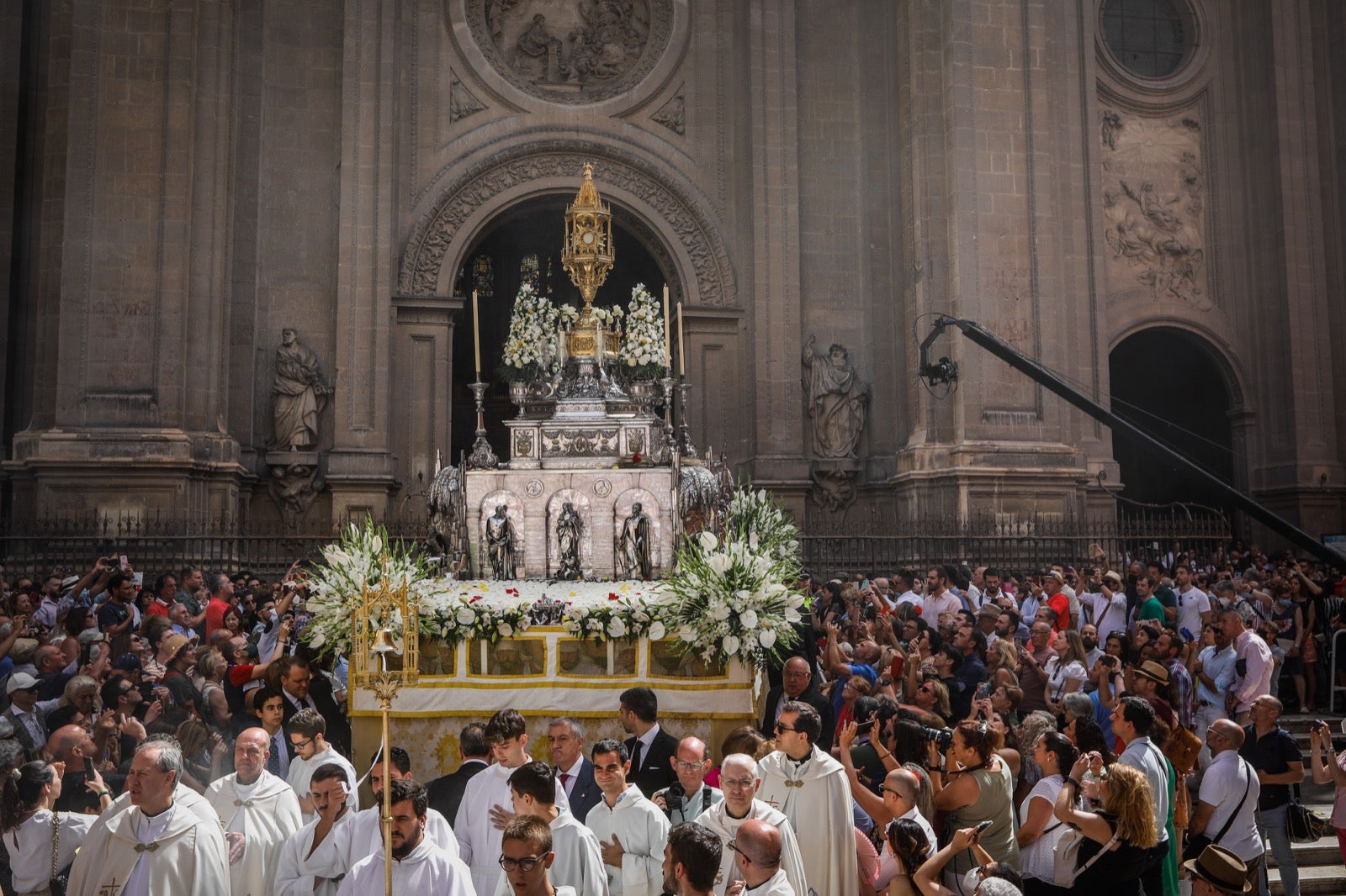 Miles de granadinos se dan cita en las calles de la capital para cumplir con una de las grandes tradiciones recuperadas