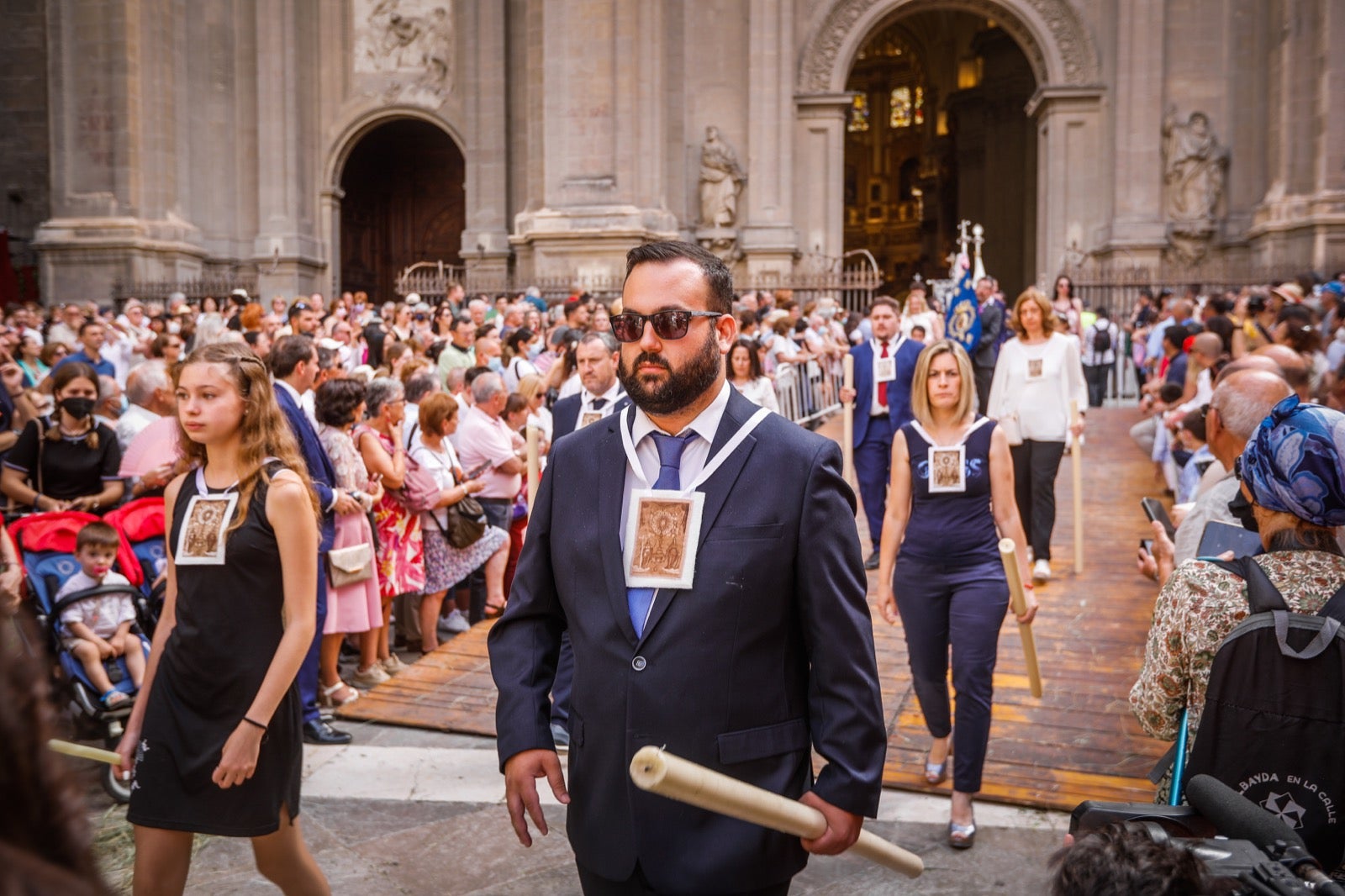 Miles de granadinos se dan cita en las calles de la capital para cumplir con una de las grandes tradiciones recuperadas