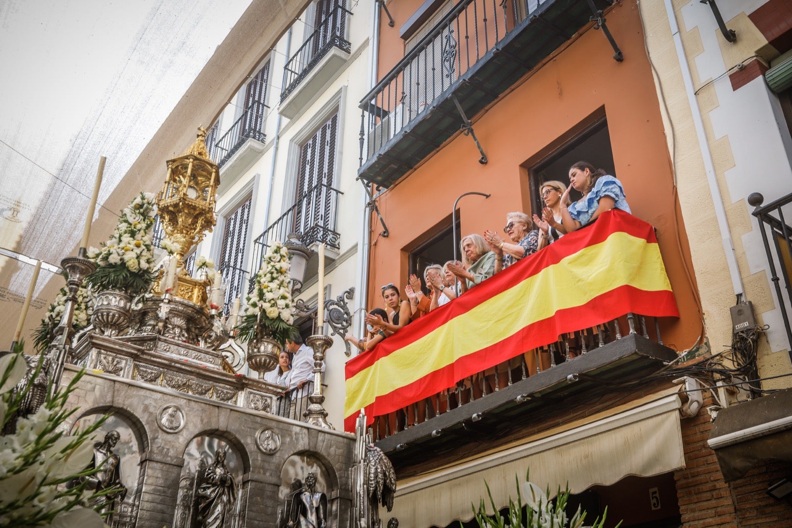 Miles de granadinos se dan cita en las calles de la capital para cumplir con una de las grandes tradiciones recuperadas