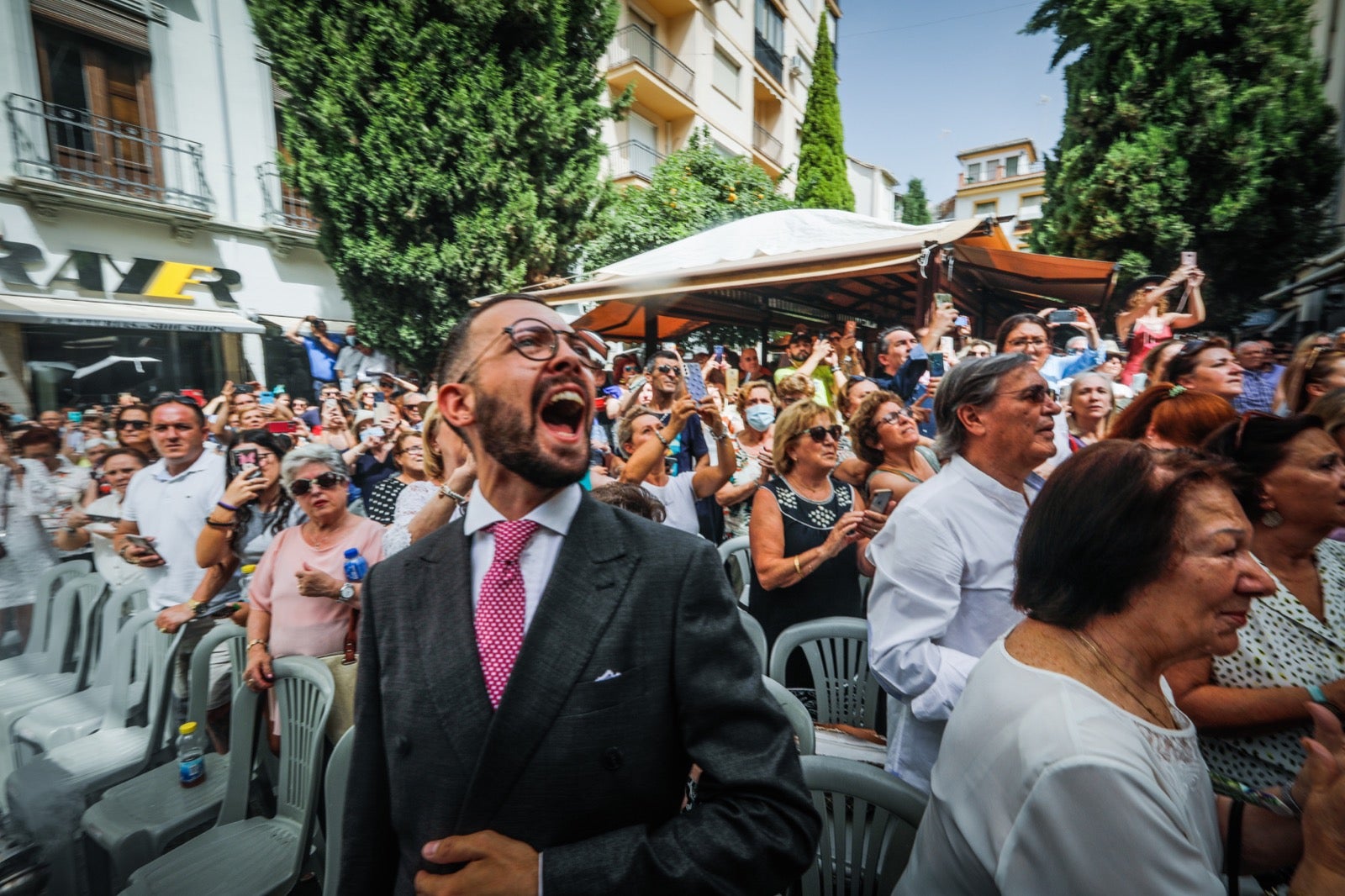 Miles de granadinos se dan cita en las calles de la capital para cumplir con una de las grandes tradiciones recuperadas