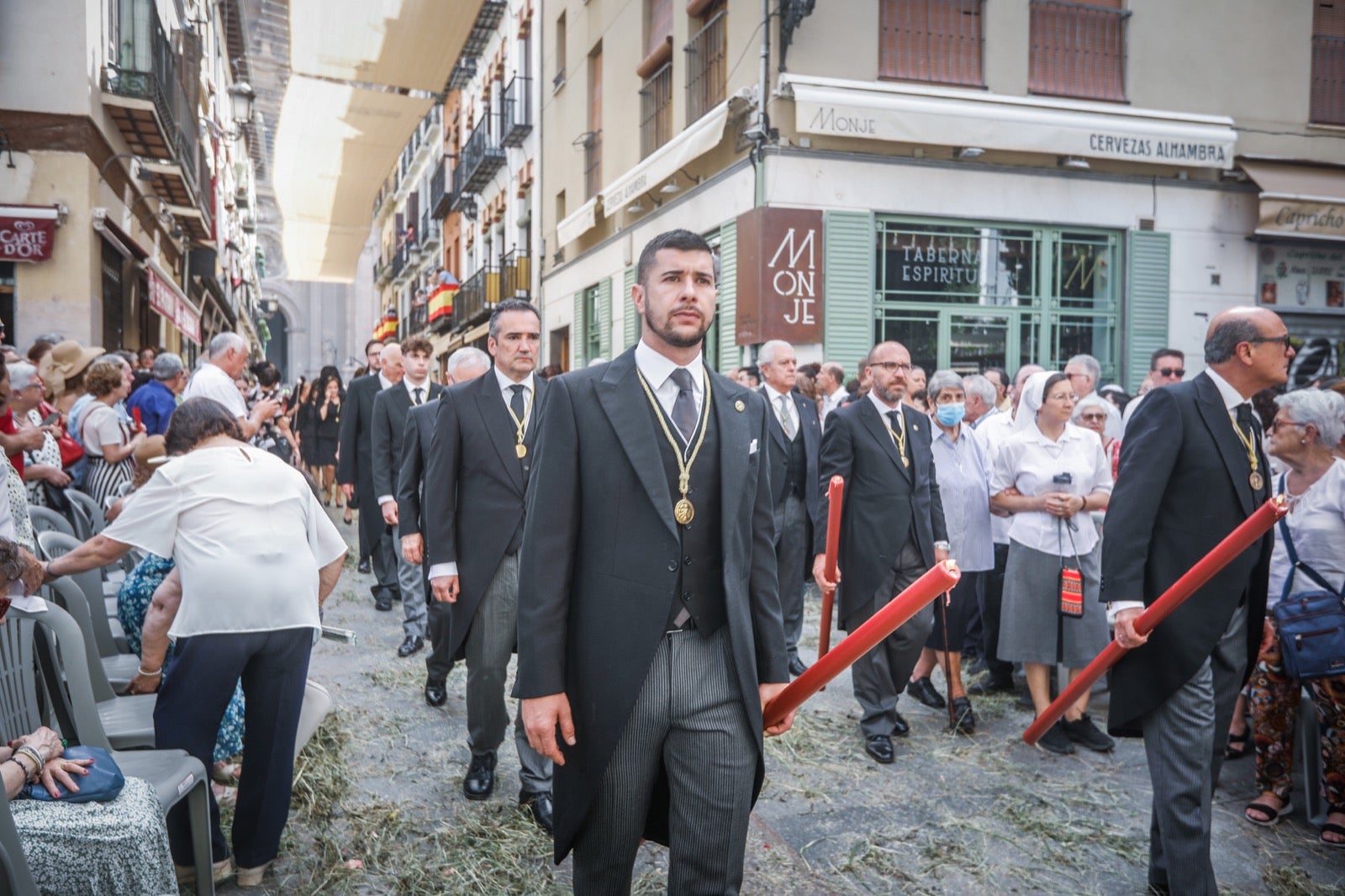 Miles de granadinos se dan cita en las calles de la capital para cumplir con una de las grandes tradiciones recuperadas