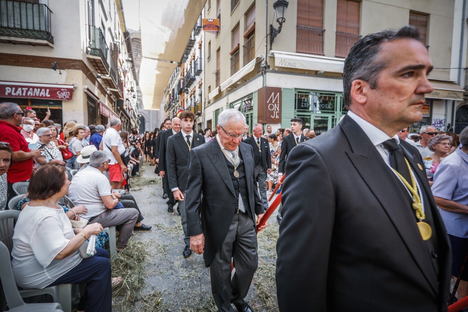 Miles de granadinos se dan cita en las calles de la capital para cumplir con una de las grandes tradiciones recuperadas