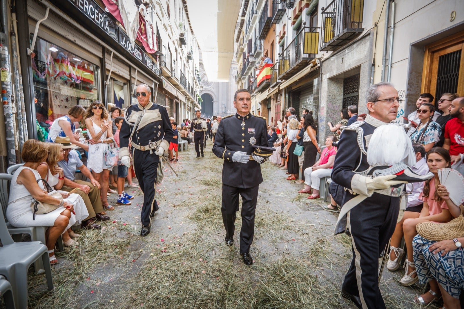 Miles de granadinos se dan cita en las calles de la capital para cumplir con una de las grandes tradiciones recuperadas