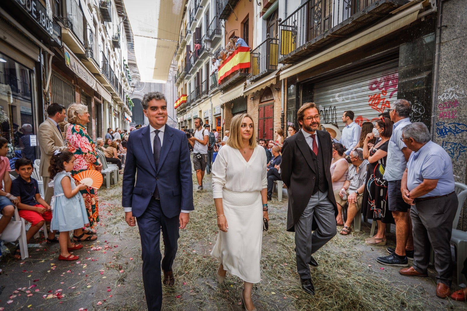 Miles de granadinos se dan cita en las calles de la capital para cumplir con una de las grandes tradiciones recuperadas