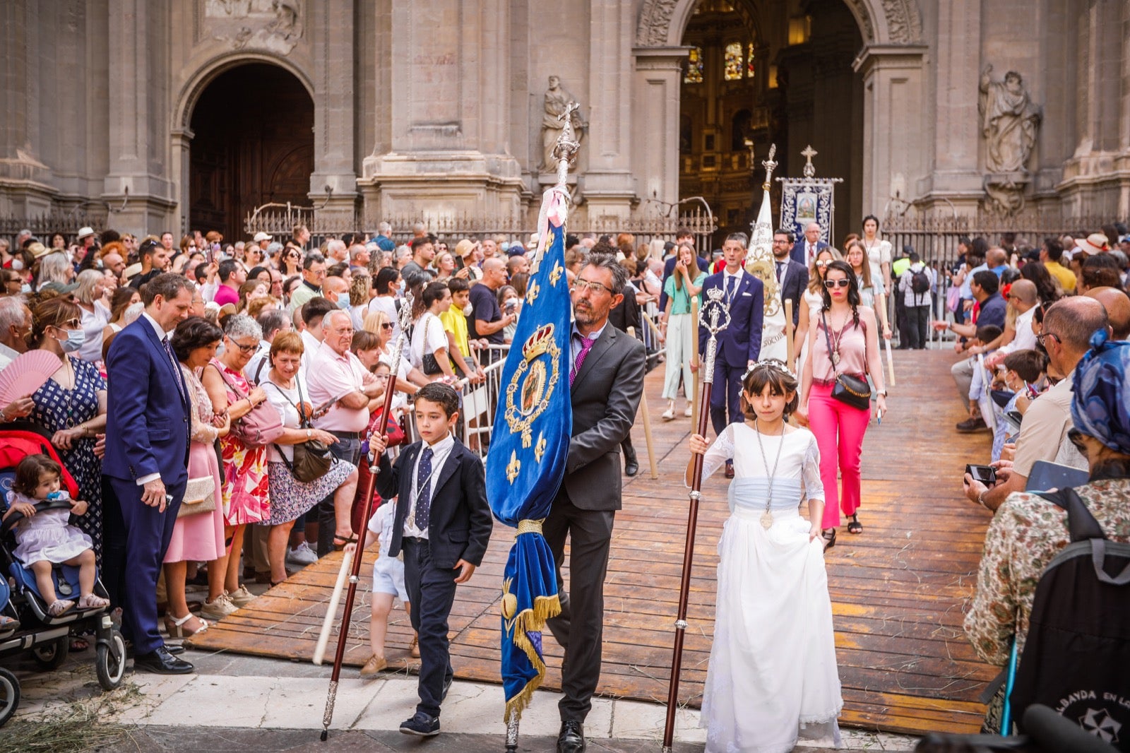 Miles de granadinos se dan cita en las calles de la capital para cumplir con una de las grandes tradiciones recuperadas