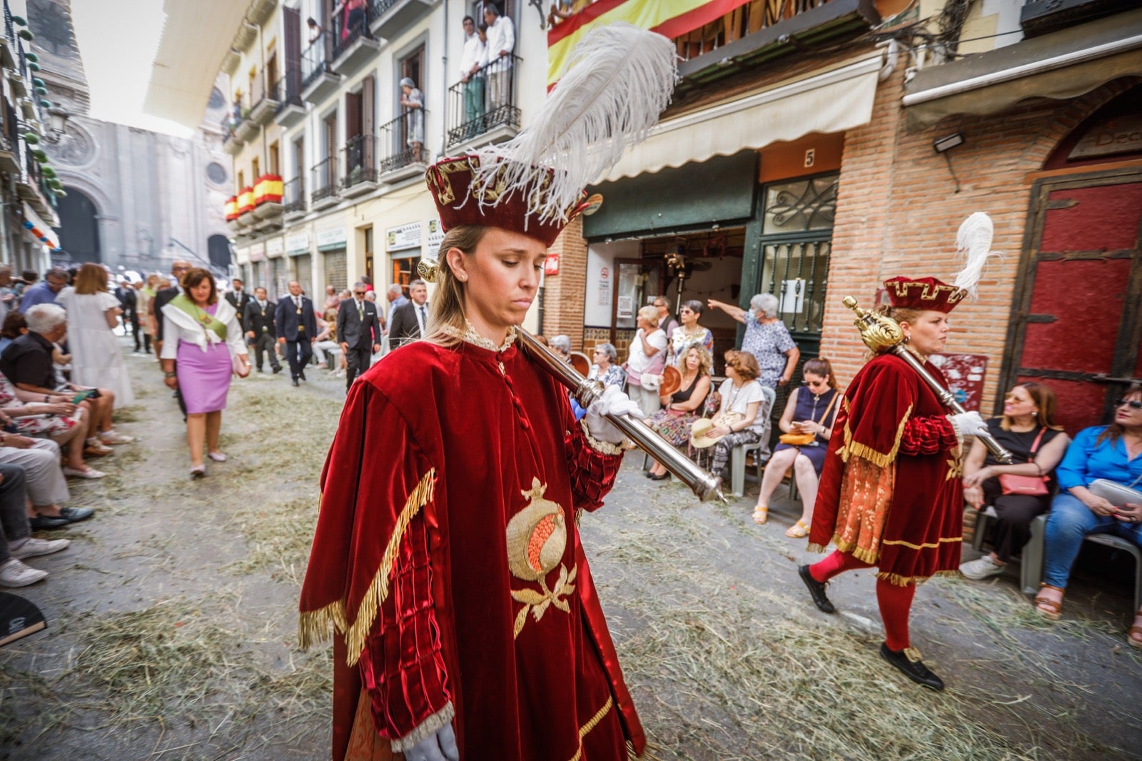 Miles de granadinos se dan cita en las calles de la capital para cumplir con una de las grandes tradiciones recuperadas