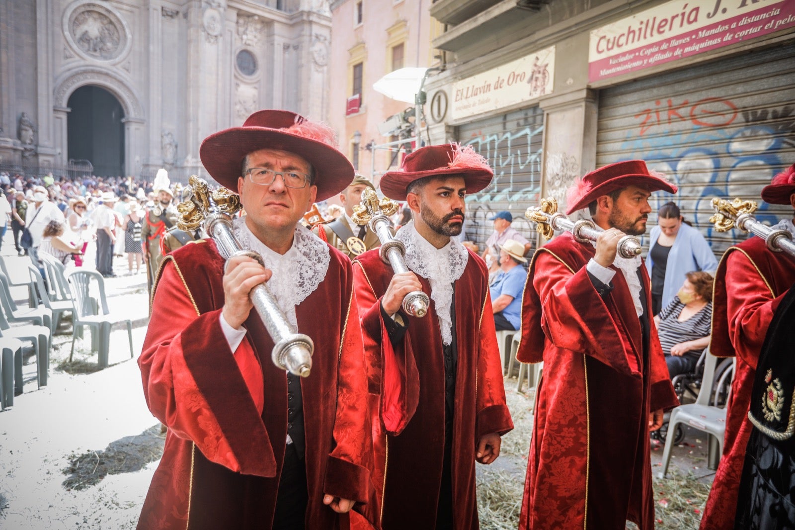 Miles de granadinos se dan cita en las calles de la capital para cumplir con una de las grandes tradiciones recuperadas