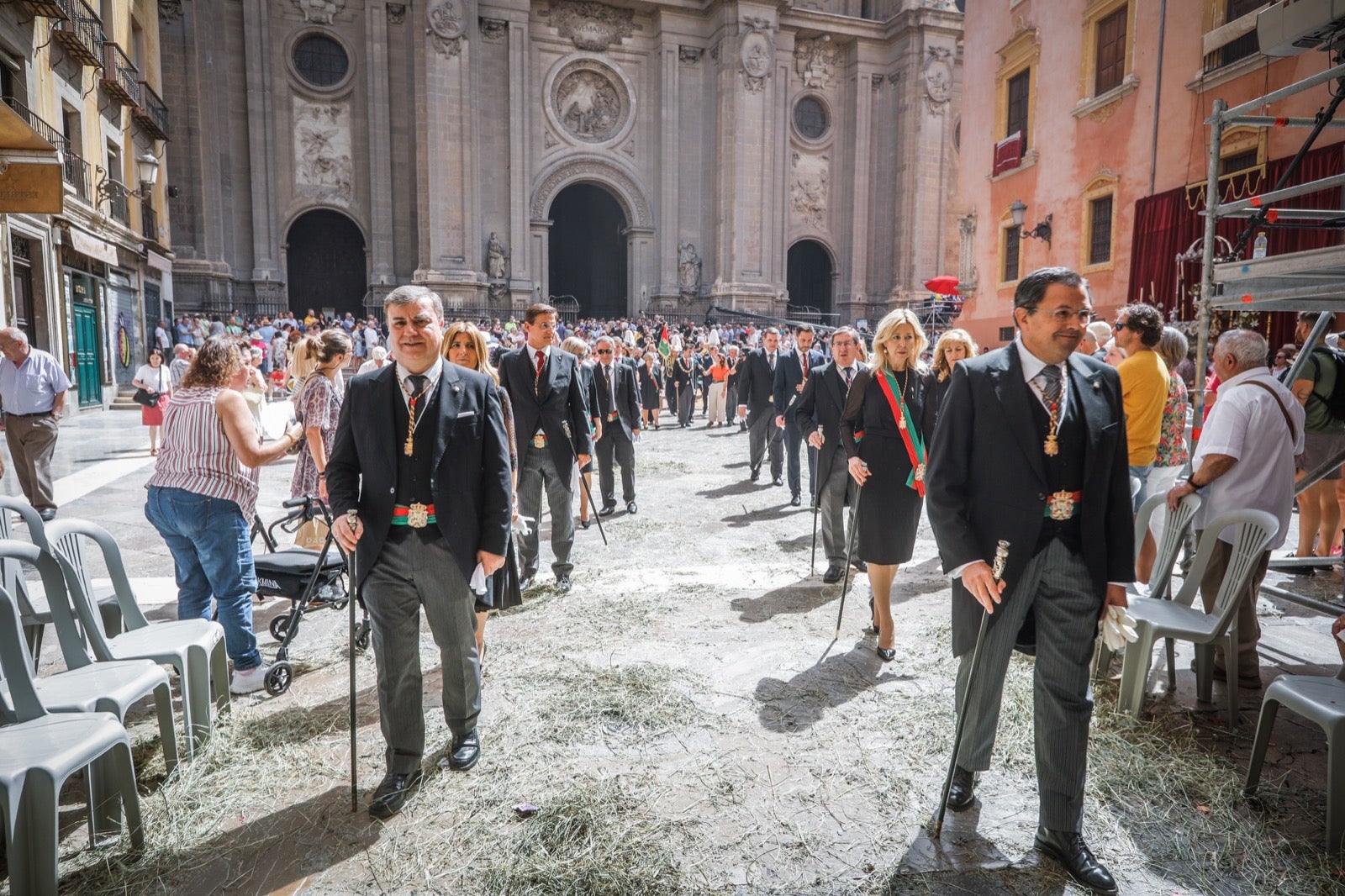 Miles de granadinos se dan cita en las calles de la capital para cumplir con una de las grandes tradiciones recuperadas