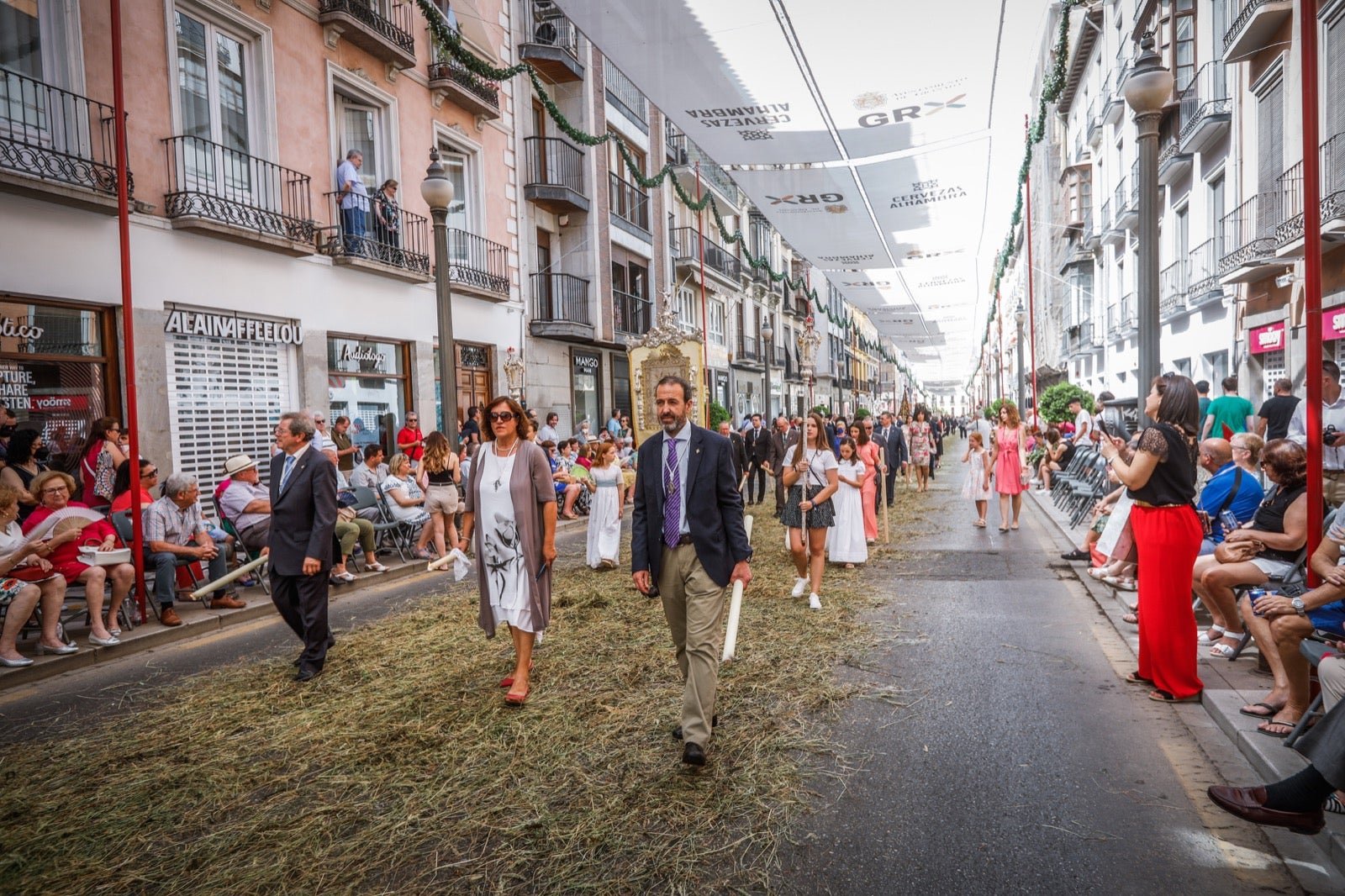 Miles de granadinos se dan cita en las calles de la capital para cumplir con una de las grandes tradiciones recuperadas