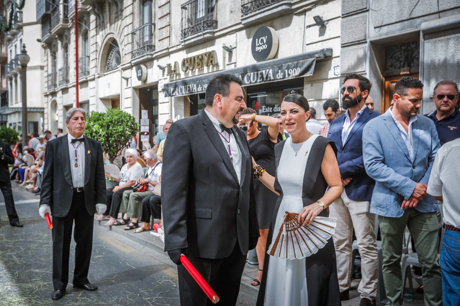 Miles de granadinos se dan cita en las calles de la capital para cumplir con una de las grandes tradiciones recuperadas