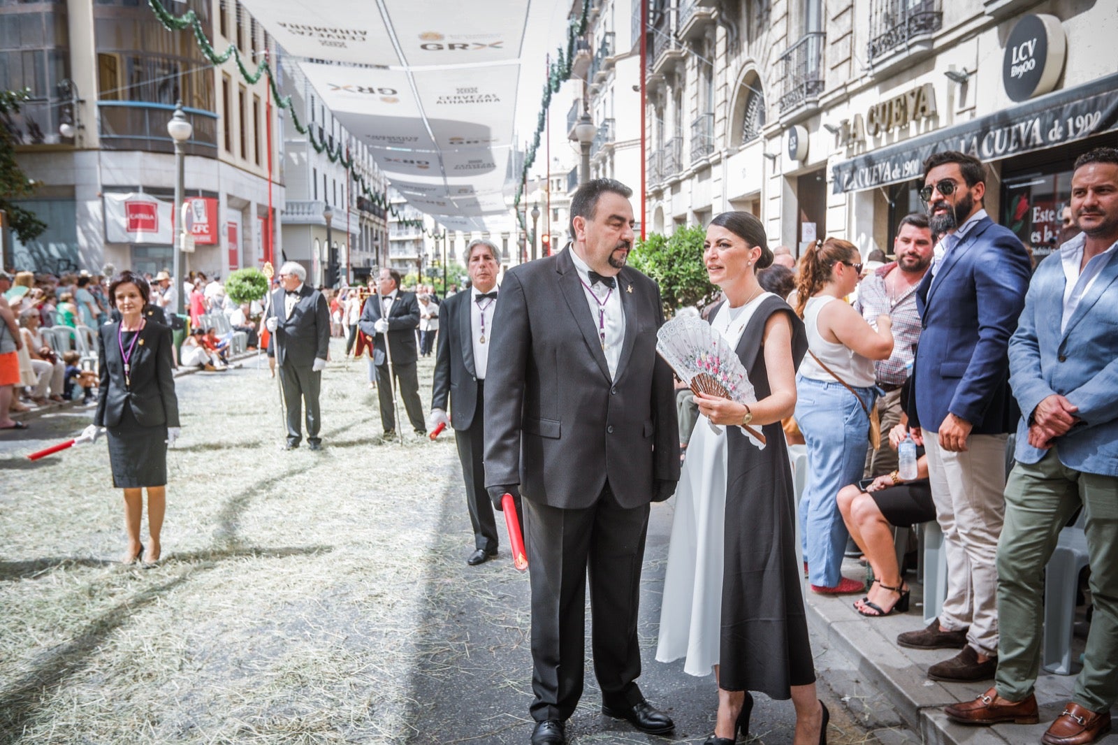 Miles de granadinos se dan cita en las calles de la capital para cumplir con una de las grandes tradiciones recuperadas