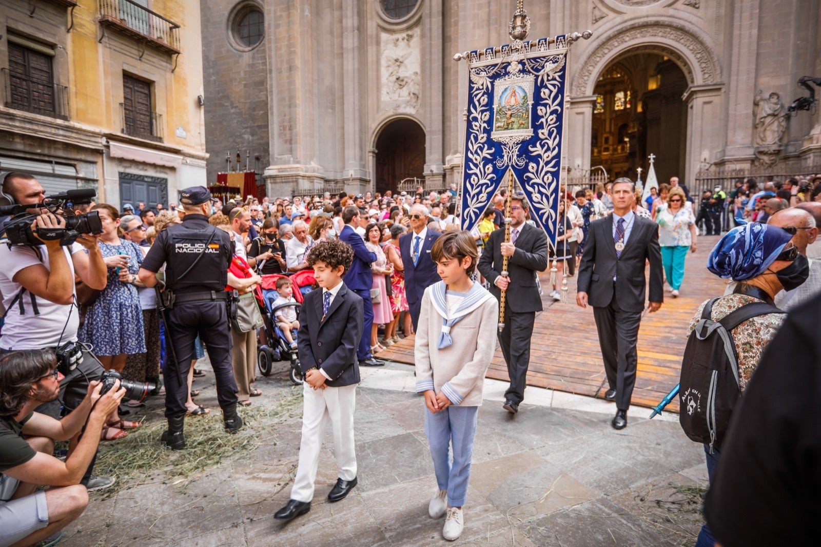 Miles de granadinos se dan cita en las calles de la capital para cumplir con una de las grandes tradiciones recuperadas