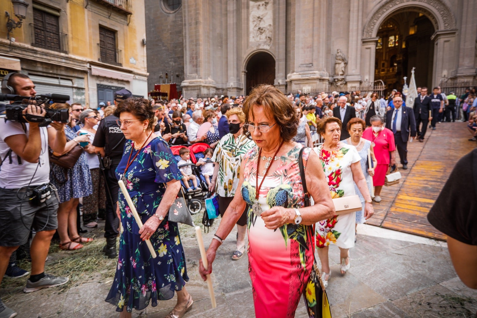 Miles de granadinos se dan cita en las calles de la capital para cumplir con una de las grandes tradiciones recuperadas