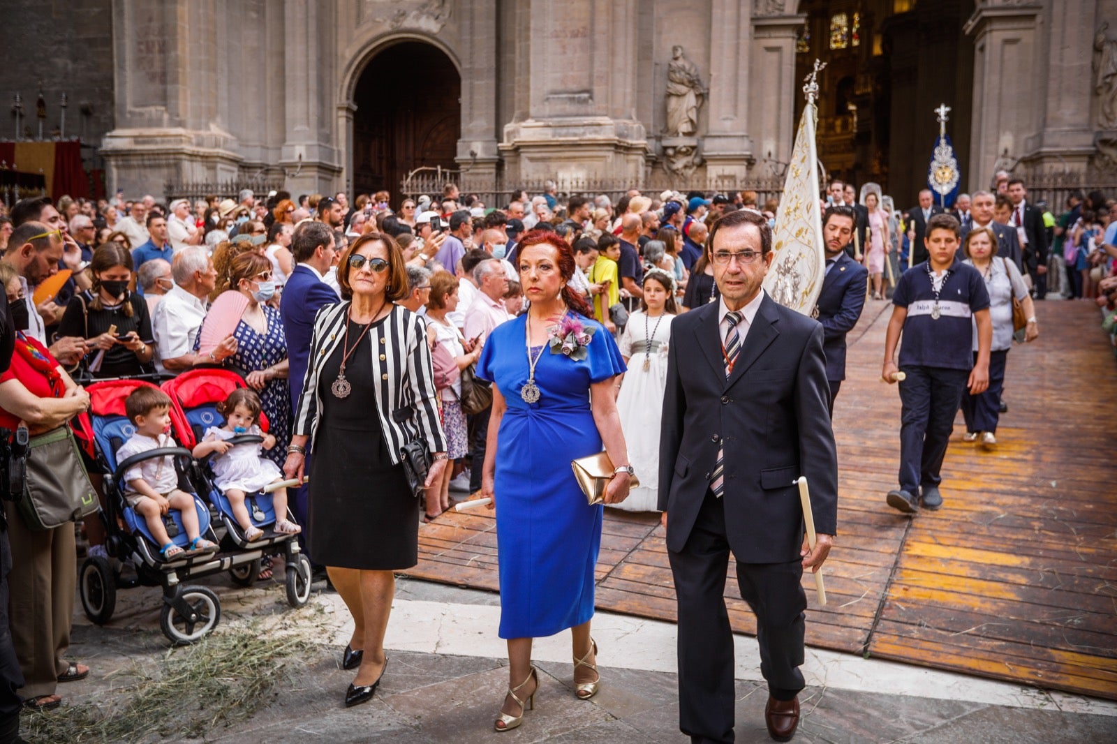 Miles de granadinos se dan cita en las calles de la capital para cumplir con una de las grandes tradiciones recuperadas