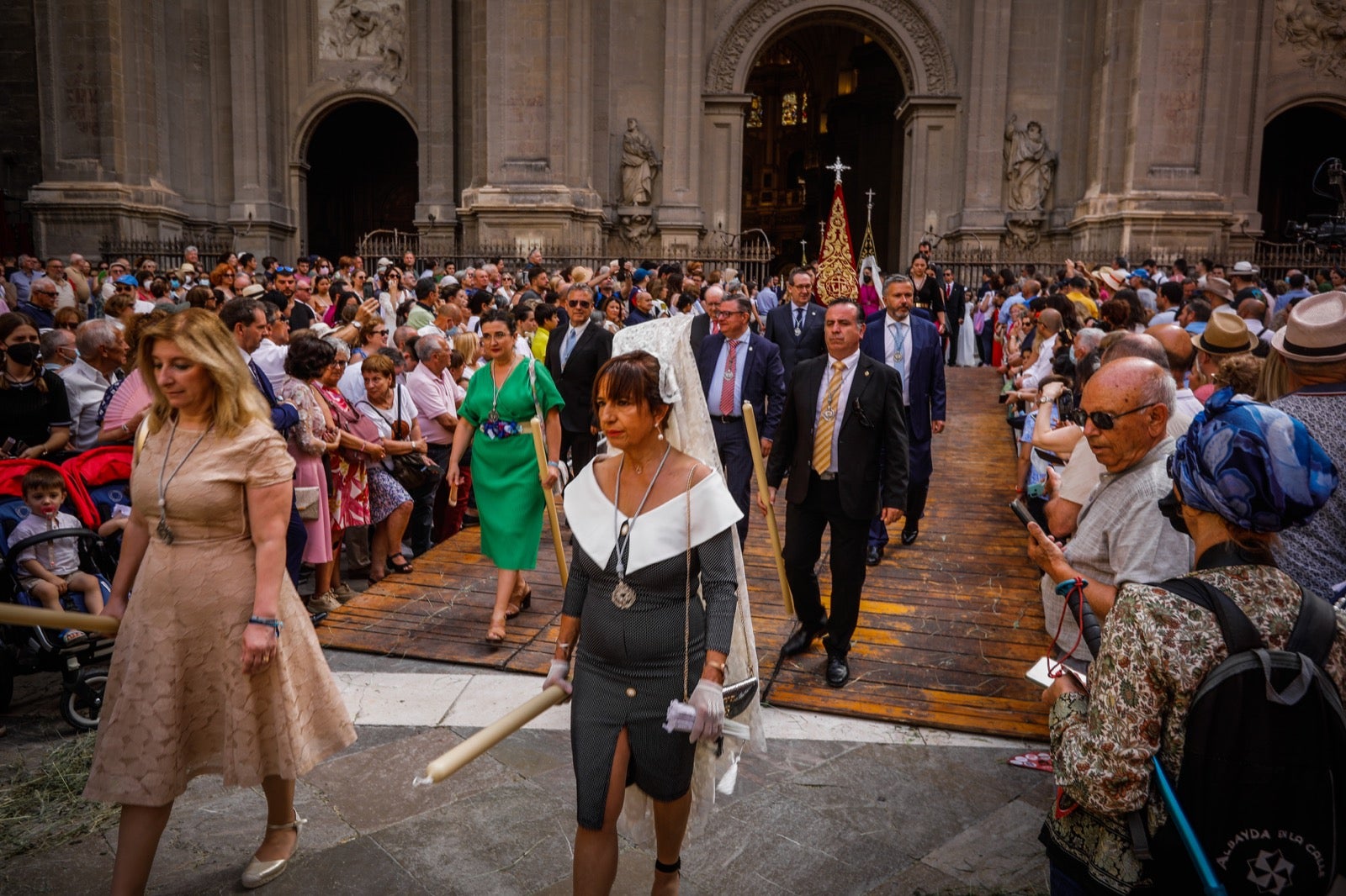 Miles de granadinos se dan cita en las calles de la capital para cumplir con una de las grandes tradiciones recuperadas