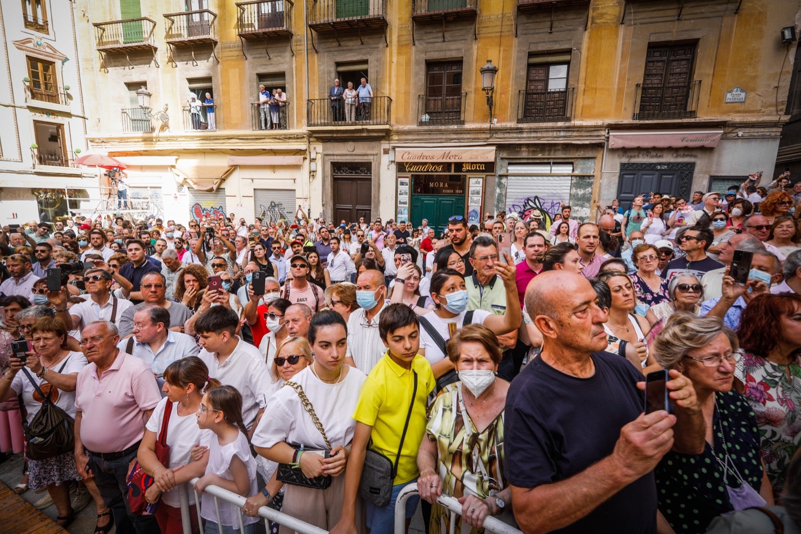 Miles de granadinos se dan cita en las calles de la capital para cumplir con una de las grandes tradiciones recuperadas