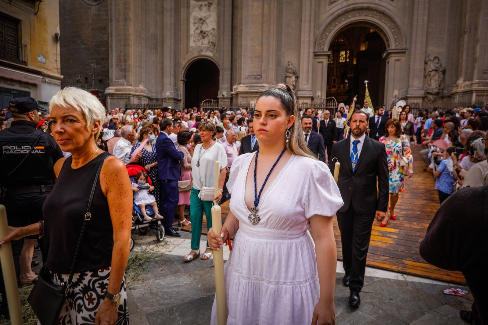 Miles de granadinos se dan cita en las calles de la capital para cumplir con una de las grandes tradiciones recuperadas