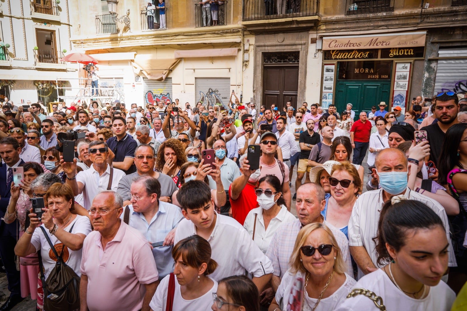 Miles de granadinos se dan cita en las calles de la capital para cumplir con una de las grandes tradiciones recuperadas