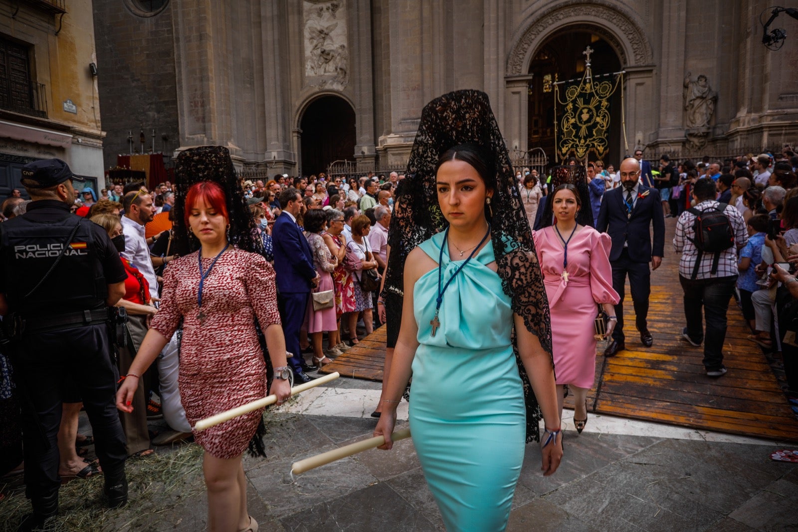 Miles de granadinos se dan cita en las calles de la capital para cumplir con una de las grandes tradiciones recuperadas