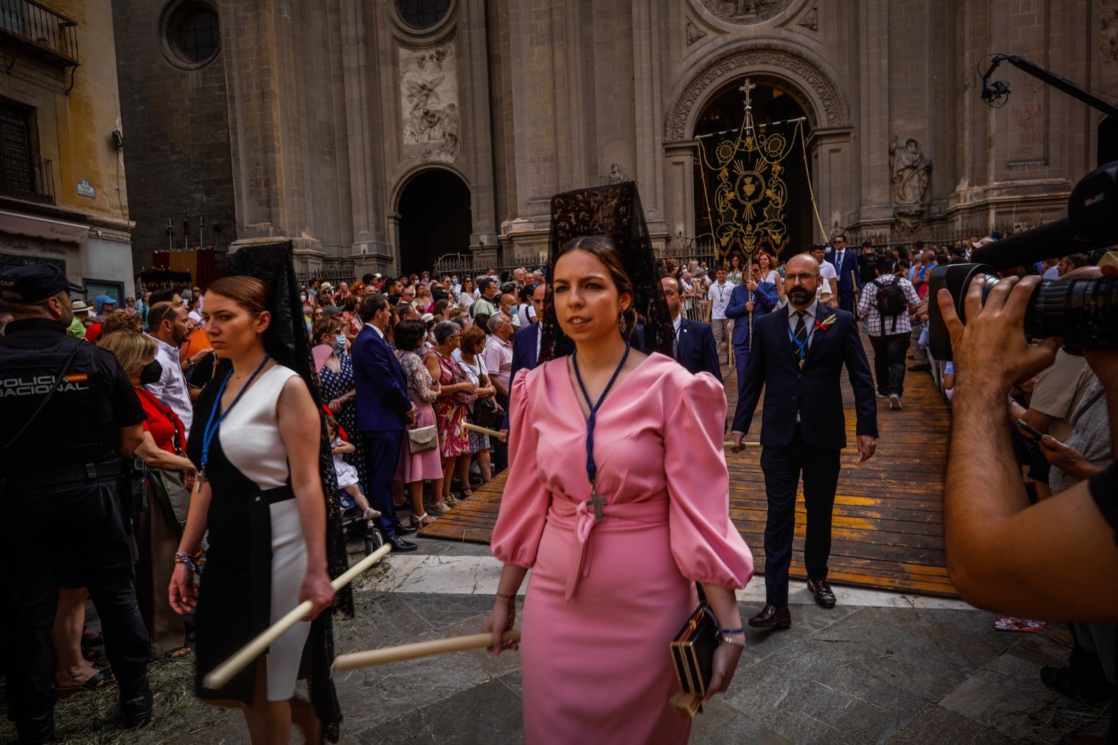 Miles de granadinos se dan cita en las calles de la capital para cumplir con una de las grandes tradiciones recuperadas