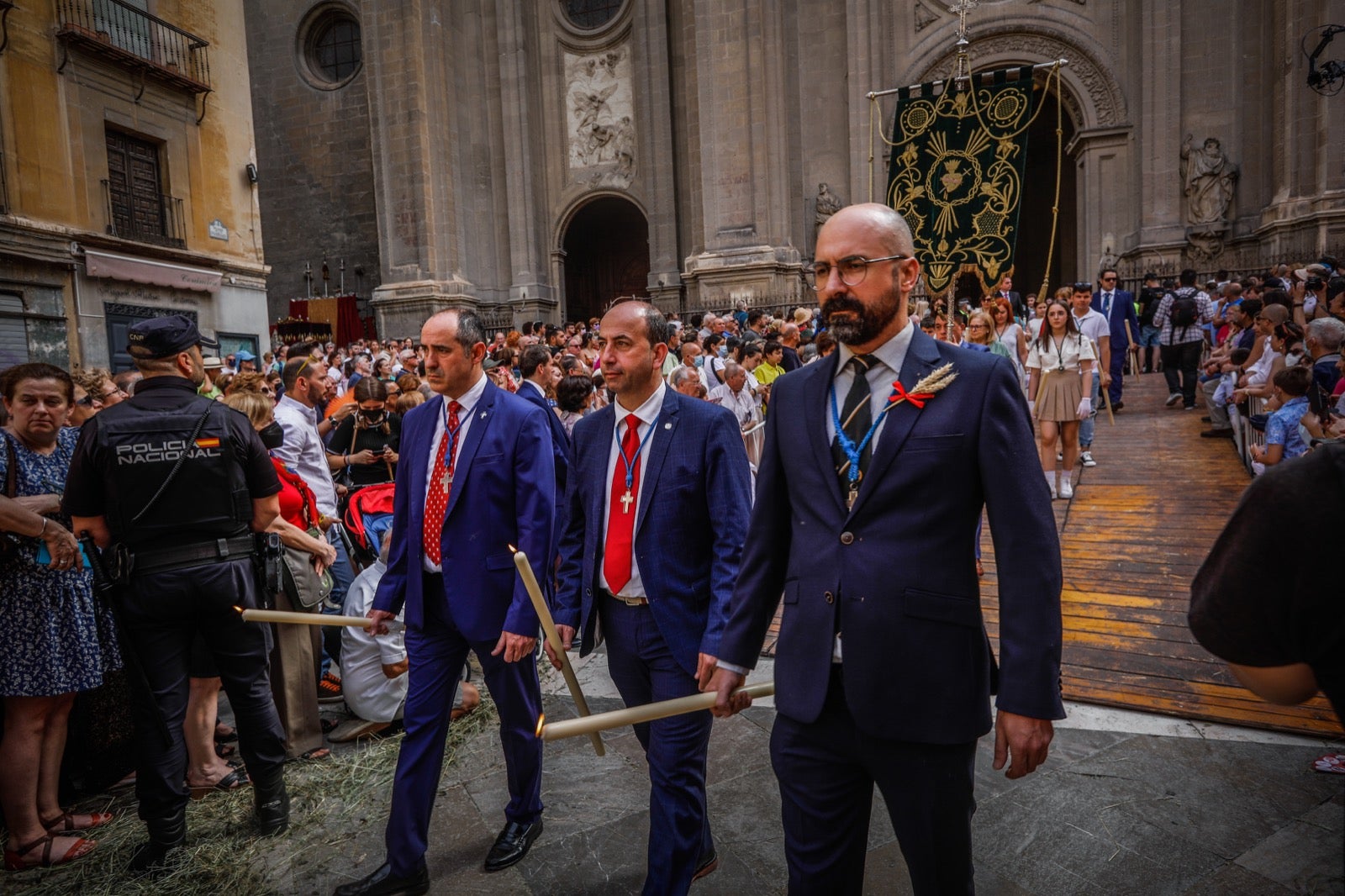 Miles de granadinos se dan cita en las calles de la capital para cumplir con una de las grandes tradiciones recuperadas