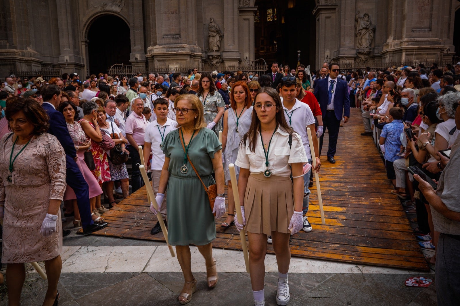 Miles de granadinos se dan cita en las calles de la capital para cumplir con una de las grandes tradiciones recuperadas