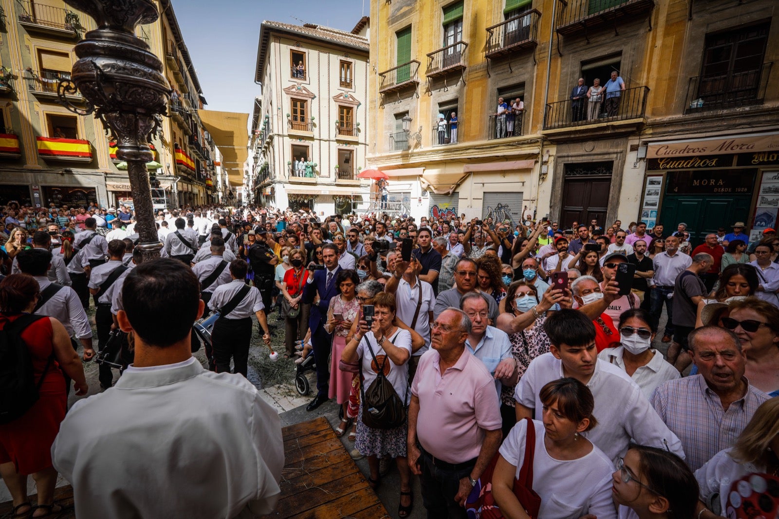 Miles de granadinos se dan cita en las calles de la capital para cumplir con una de las grandes tradiciones recuperadas