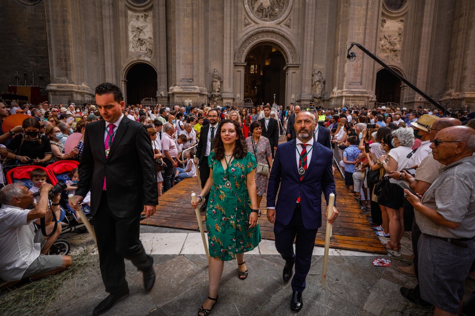 Miles de granadinos se dan cita en las calles de la capital para cumplir con una de las grandes tradiciones recuperadas