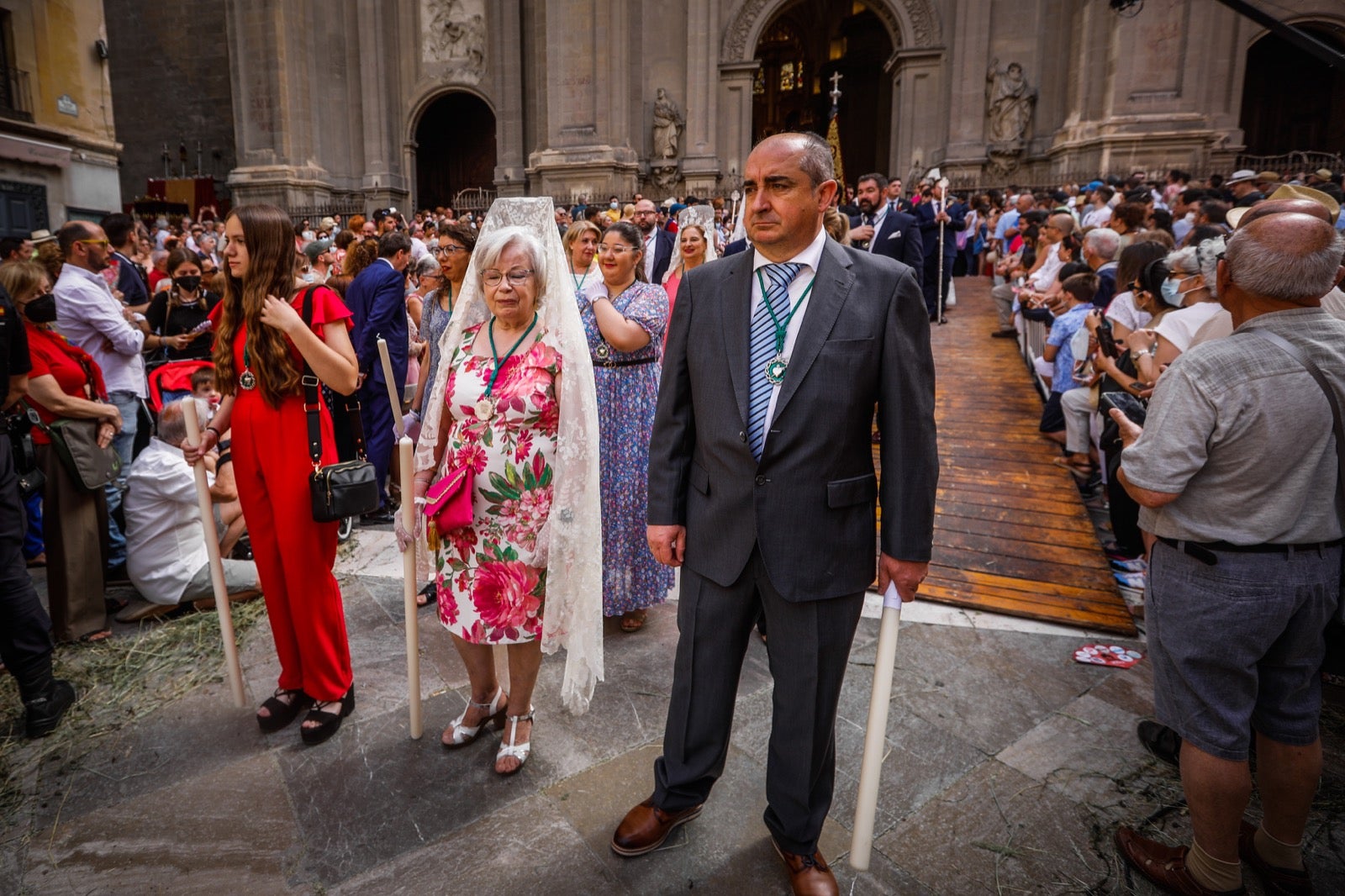 Miles de granadinos se dan cita en las calles de la capital para cumplir con una de las grandes tradiciones recuperadas