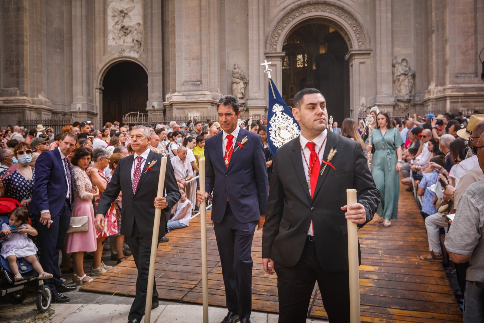 Miles de granadinos se dan cita en las calles de la capital para cumplir con una de las grandes tradiciones recuperadas